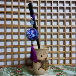 鞠のかんざし　羊毛フェルト(紫)×刺繍糸(青、水色、紫、薄紫、金) 3枚目の画像