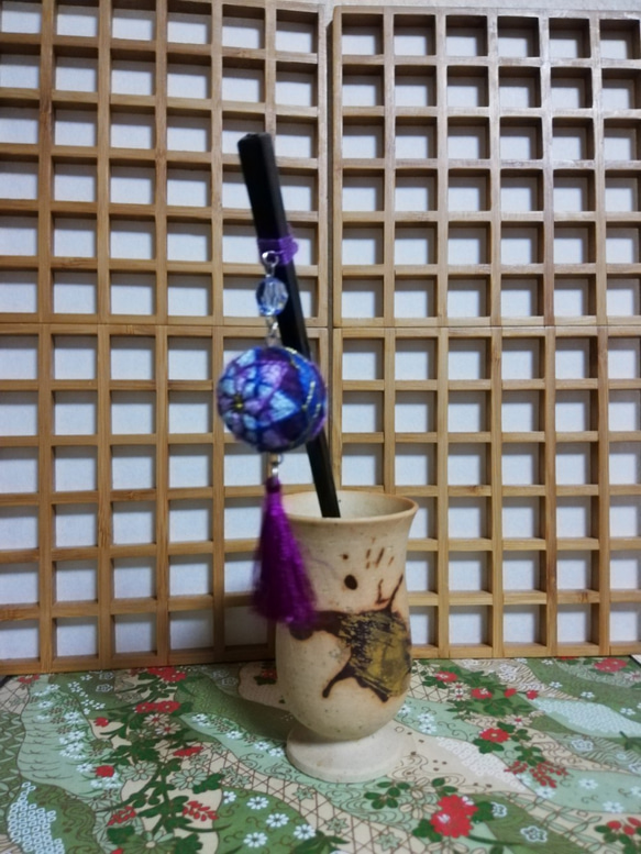 鞠のかんざし　羊毛フェルト(紫)×刺繍糸(青、水色、紫、薄紫、金) 3枚目の画像