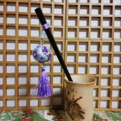 鞠のかんざし　羊毛フェルト(薄紫)×刺繍糸(水色、紫、薄紫、黄色) 2枚目の画像