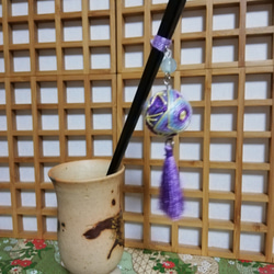 鞠のかんざし　羊毛フェルト(薄紫)×刺繍糸(水色、紫、薄紫、黄色) 3枚目の画像