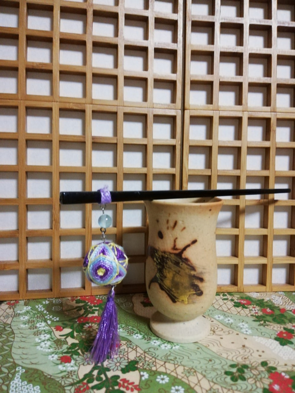 鞠のかんざし　羊毛フェルト(薄紫)×刺繍糸(水色、紫、薄紫、黄色) 5枚目の画像