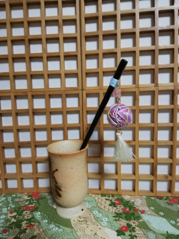 鞠のかんざし　羊毛フェルト(濃いピンク)×刺繍糸(ピンク、水色、濃いピンク、黄色) 2枚目の画像