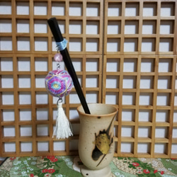 鞠のかんざし　羊毛フェルト(濃いピンク)×刺繍糸(ピンク、水色、濃いピンク、黄色) 4枚目の画像