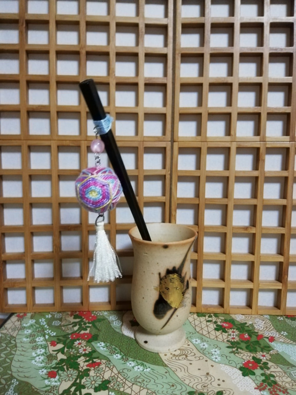 鞠のかんざし　羊毛フェルト(濃いピンク)×刺繍糸(ピンク、水色、濃いピンク、黄色) 4枚目の画像