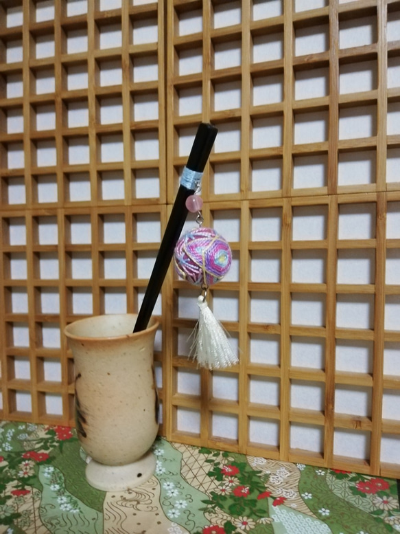 鞠のかんざし　羊毛フェルト(濃いピンク)×刺繍糸(ピンク、水色、濃いピンク、黄色) 5枚目の画像