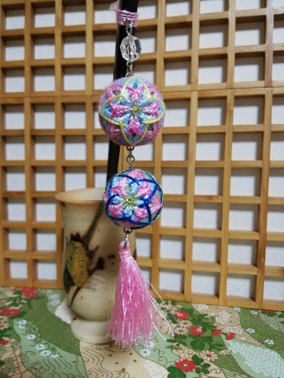 ふたつ鞠のかんざし　羊毛フェルト(水色、黄緑)×刺繍糸(ピンク、水色、濃いピンク、黄色、青、金) 4枚目の画像