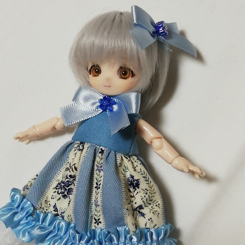 uページ　ミニチュアドール服　　　ハンドメイドドール服 ドール服 オビツ11サイズ 水色花柄ストライプ その他人形 雛市