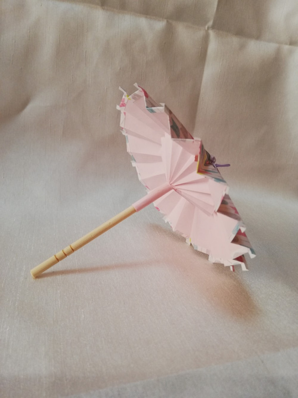 ミニチュア和傘　矢がすり風　矢がすり×ピンク　ドール小物にも 3枚目の画像