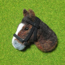 【羊毛フェルト】鹿毛の馬のブローチ 1枚目の画像
