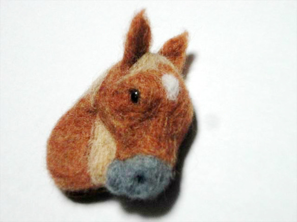 【羊毛フェルト】栗毛の馬のブローチ 2枚目の画像