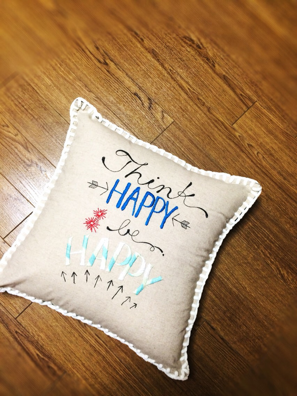 “Think HAPPY be HAPPY”クッション 1枚目の画像