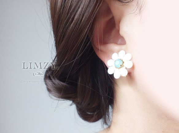 白花夾式耳環　薄荷綠×白色 第3張的照片