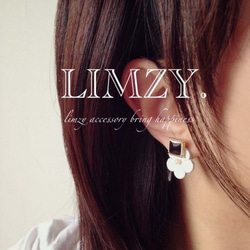 【LIMZY.】スクエアレザーフラワーのイヤリング【グレー×ネイビー】 3枚目の画像