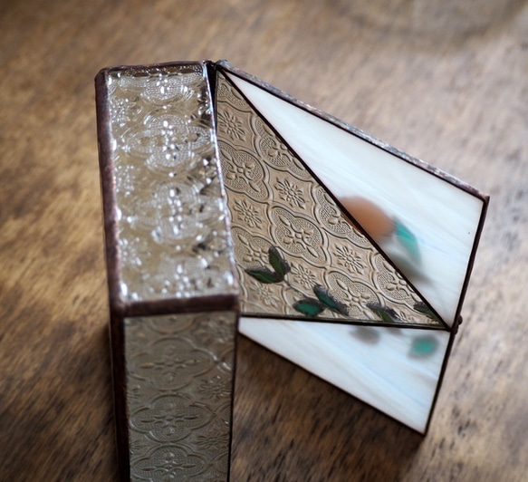 アンティークなステンドグラスの宝箱 5枚目の画像