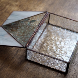 アンティークなステンドグラスの宝箱 6枚目の画像