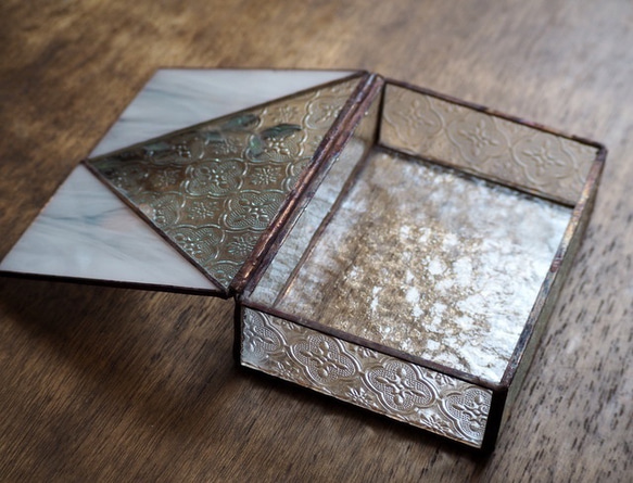 アンティークなステンドグラスの宝箱 6枚目の画像