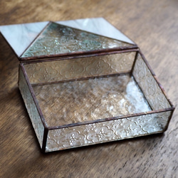 アンティークなステンドグラスの宝箱 7枚目の画像