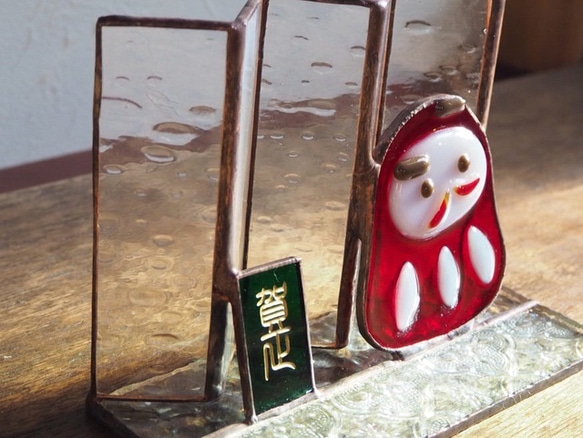 ちょっぴりアンティークなダルマさんーステンドグラスのお正月飾り 2枚目の画像