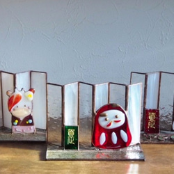 ちょっぴりアンティークなダルマさんーステンドグラスのお正月飾り 6枚目の画像