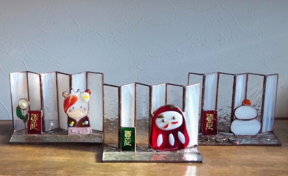 ちょっぴりアンティークなダルマさんーステンドグラスのお正月飾り 6枚目の画像