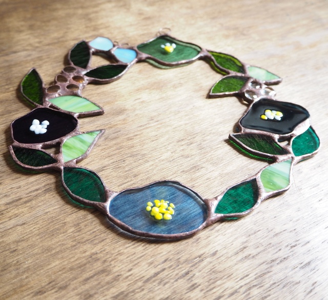 ［受注製作］ブルーベースのステンドグラスのお花のリース