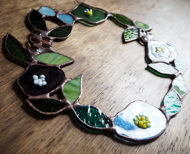 ［受注製作］ブルーベースのステンドグラスのお花のリース