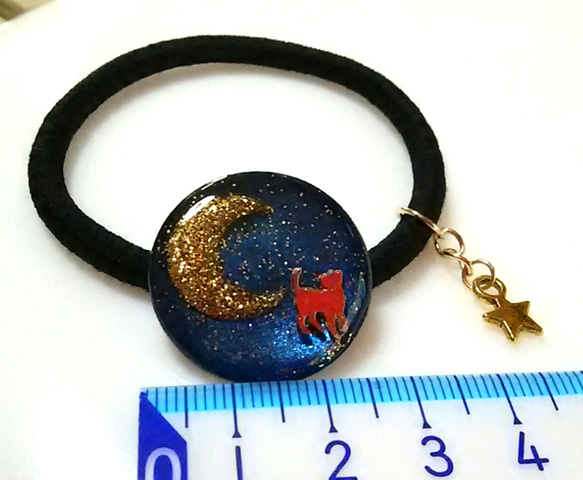 月を眺める猫のヘアゴム・星のチャーム付き☆ 3枚目の画像