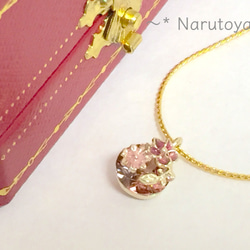 ピンクの小花のジュエリークリップのゴールドネックレス （NL0015G） 3枚目の画像