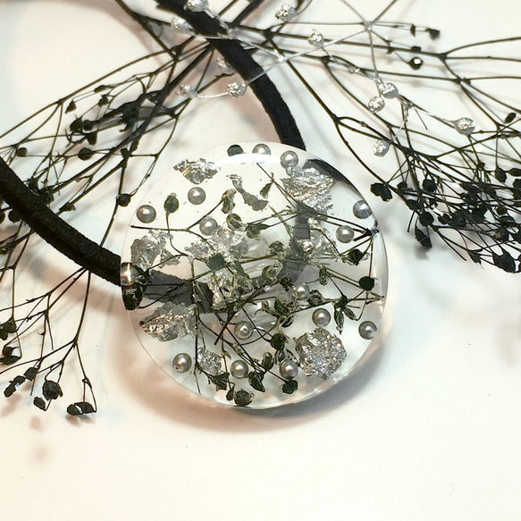 黒とシルバーのかすみ草と銀箔の大人ヘアゴム 2枚目の画像
