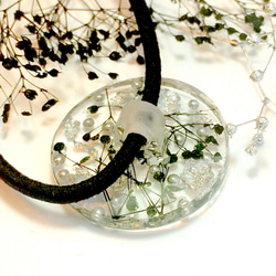 黒とシルバーのかすみ草と銀箔の大人ヘアゴム 3枚目の画像