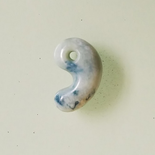 糸魚川翡翠勾玉7 ヒスイ 無染色 一点もの ihm5407 天然石 青緑鼠 通販