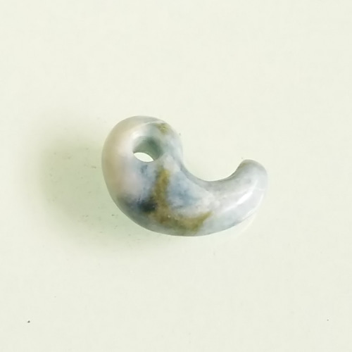 糸魚川翡翠小勾玉7☆特価 天然そのまま 国産天然石 ihms5407 天然石