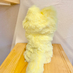 ねずみさんを持ったレモン色猫さん 3枚目の画像