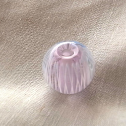 ひだ紋球・ペールピンク・ガラス製・とんぼ玉 2枚目の画像