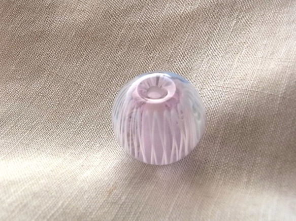 ひだ紋球・ペールピンク・ガラス製・とんぼ玉 2枚目の画像