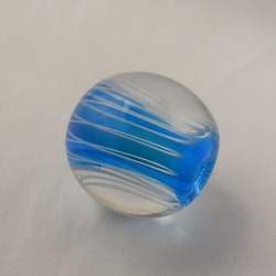 ひだ紋球・青・ガラス製・とんぼ玉 1枚目の画像