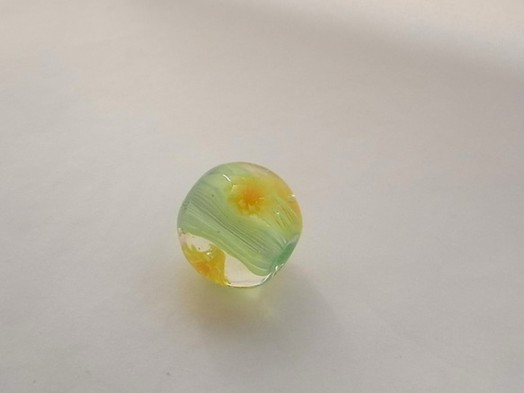ひだ紋球・たんぽぽ５・ガラス製・とんぼ玉 2枚目の画像