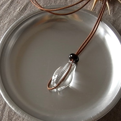 クリアビーズのネックレス・大粒の涙・ガラス製・綿コード・茶 2枚目の画像