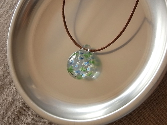 ソライロフウキンチョウ・ガラス球ネックレス・ガラス製・綿紐 2枚目の画像