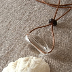 クリアビーズのネックレス・大粒の涙・ガラス製・綿コード・茶・ロングネックレス 1枚目の画像