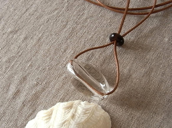 クリアビーズのネックレス・大粒の涙・ガラス製・綿コード・茶・ロングネックレス 1枚目の画像