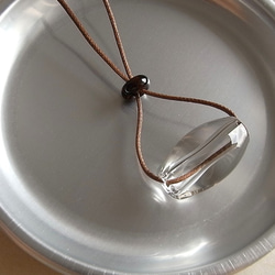 クリアビーズのネックレス・大粒の涙・ガラス製・綿コード・茶・ロングネックレス 2枚目の画像