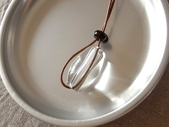 クリアビーズのネックレス・大粒の涙・ガラス製・綿コード・茶・ロングネックレス 4枚目の画像