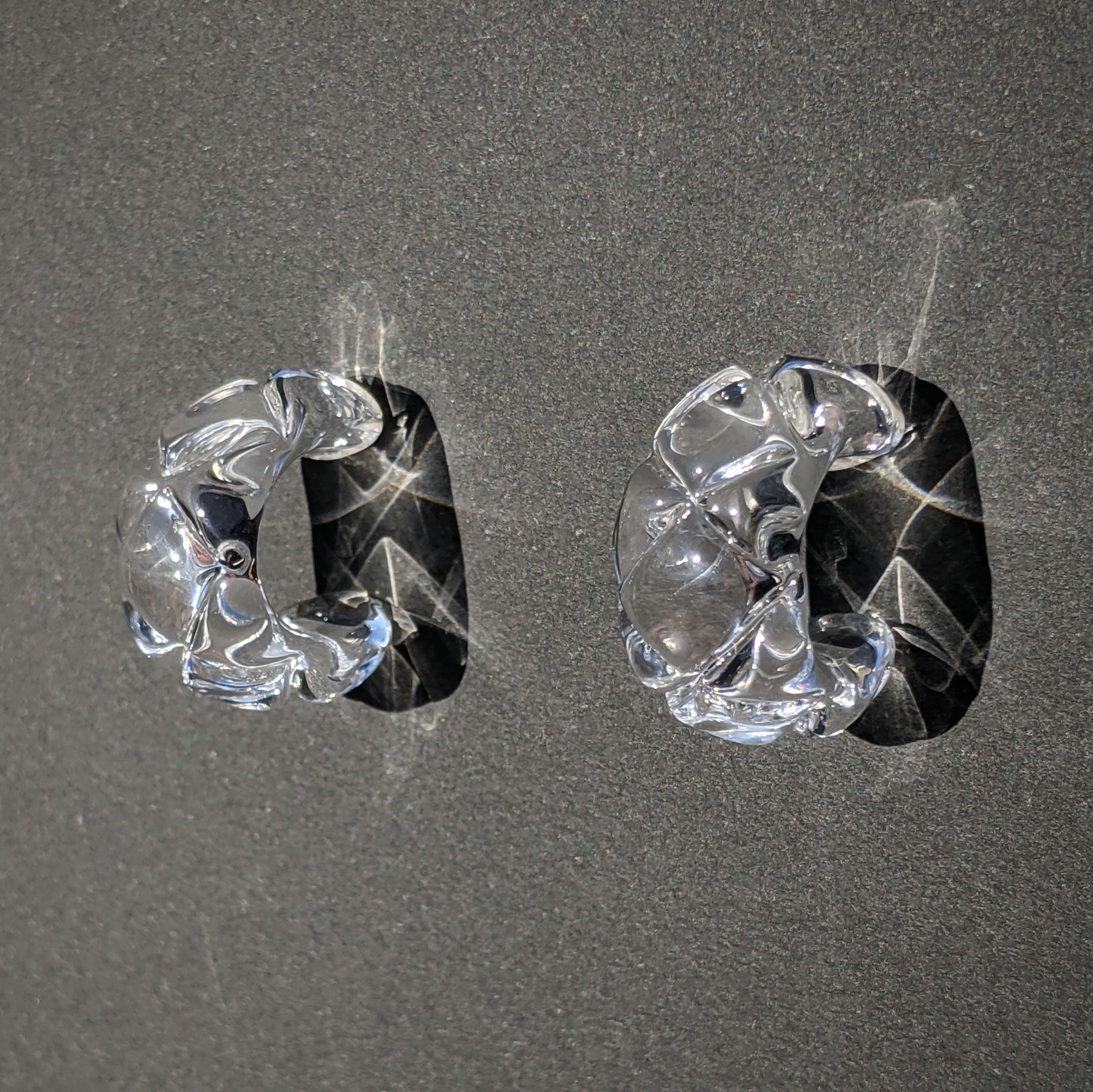 ガラスのピアス/イヤリング “Checkered　cross”金属アレルギー対応