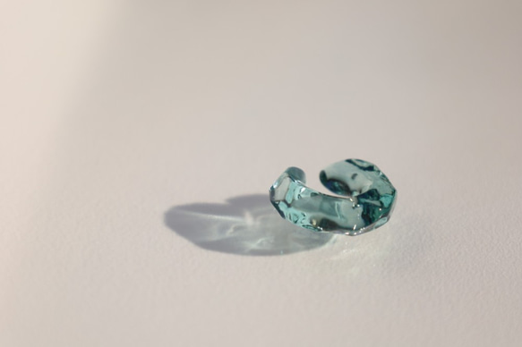 【販売終了】ガラス イヤーカフ “ice(アイス)” -iceblue(アイスブルー)- ～溶けない氷シリーズ～ 2枚目の画像