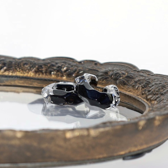 ガラス イヤーカフ “ice(アイス)” -black(ブラック)- ～溶けない氷シリーズ～