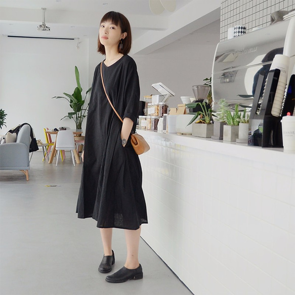 黑色V領亞麻洋裝|洋裝|日系|獨立品牌|Sora 第1張的照片