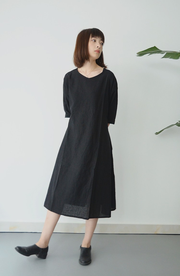 黑色V領亞麻洋裝|洋裝|日系|獨立品牌|Sora 第4張的照片