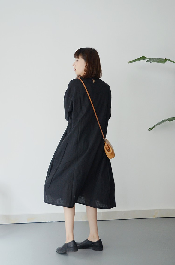 黑色V領亞麻洋裝|洋裝|日系|獨立品牌|Sora 第6張的照片
