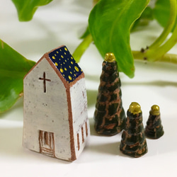 《定形外送料無料・数日間限定掲載》夜空色の屋根の教会と星の付いた木 1枚目の画像